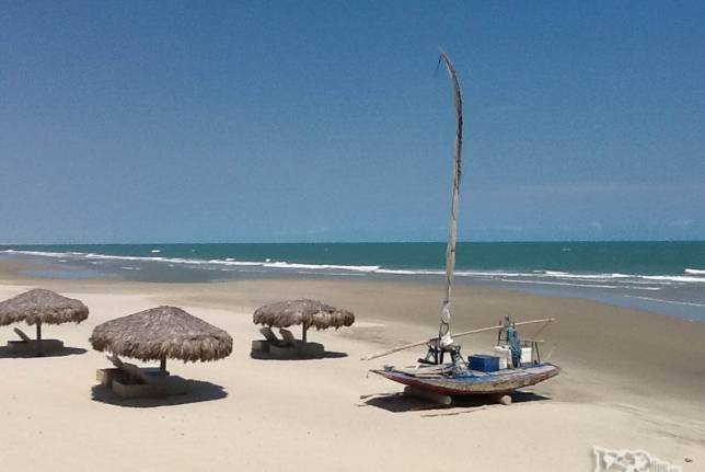 Muito sol na praia do Pontal do Maceió, em Fortim, no litoral do Ceará
